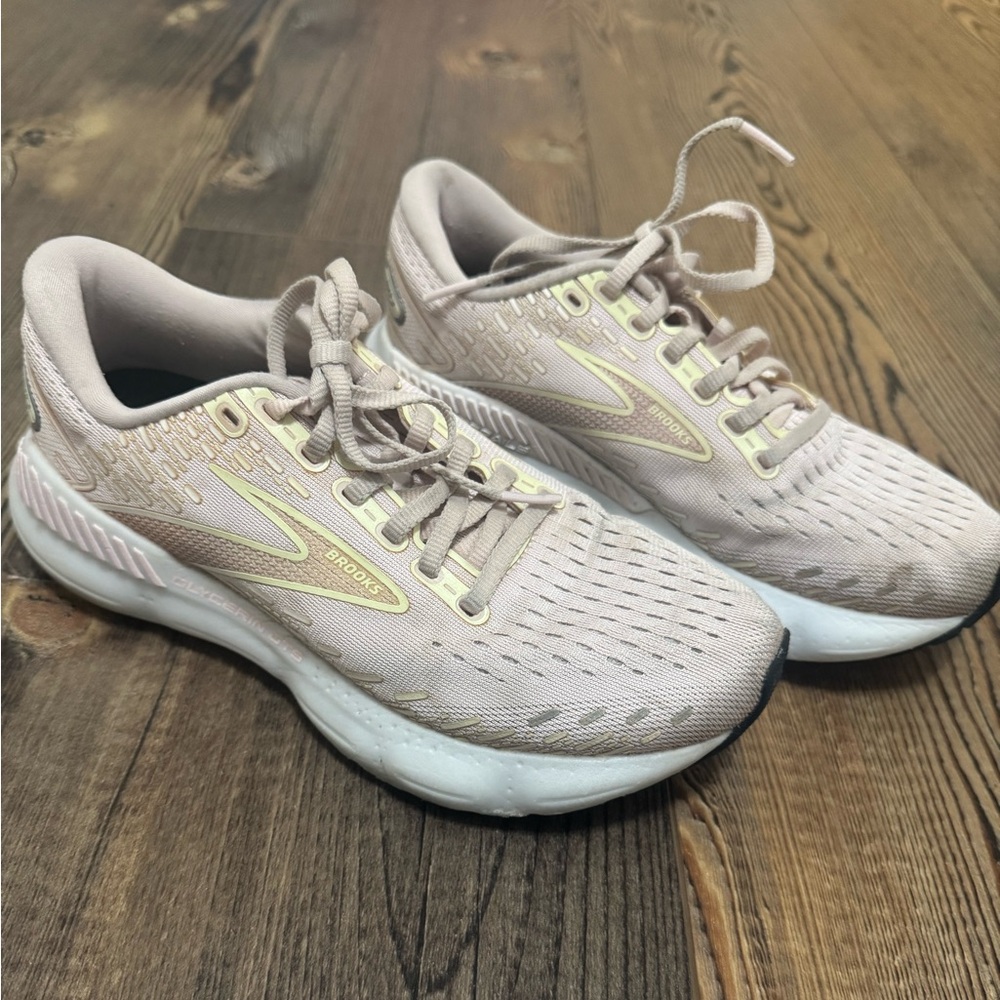 Brooks Women's Running Shoes - pink